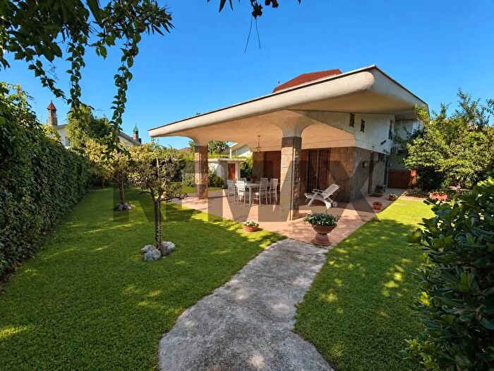 Casa con 7 locali in vendita in Via Sesia, Ardea