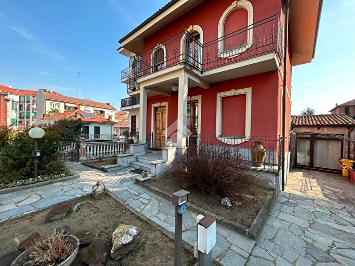 Casa con 6 locali in vendita in Via Antonio Canova, Asti