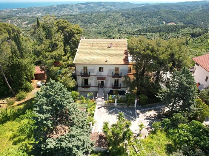 Casa con 12 locali in vendita in Via Bucci Snc, Vico Del Gargano