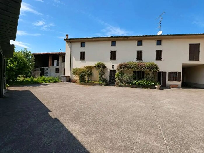 Casa con 7 locali in vendita in Via Giuseppe Guerzoni, Montichiari
