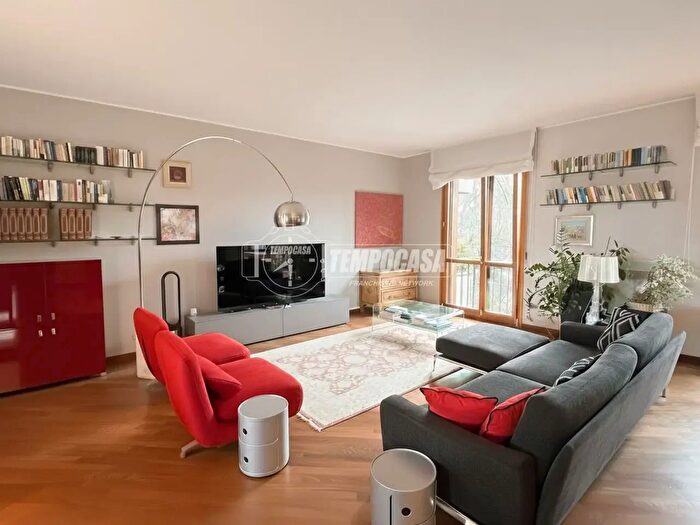 Appartamento quadrilocale in vendita in Via Grigna, Monza