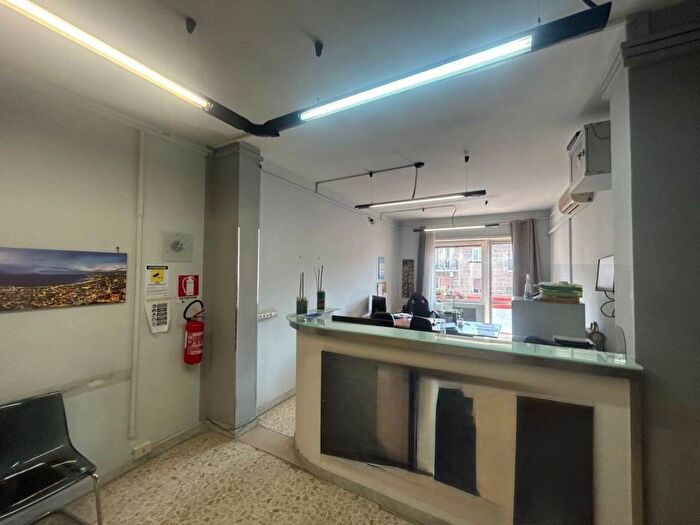 Appartamento con 6 locali in affitto in Corso Arnaldo Lucci, Zona Industriale Marina, Napoli