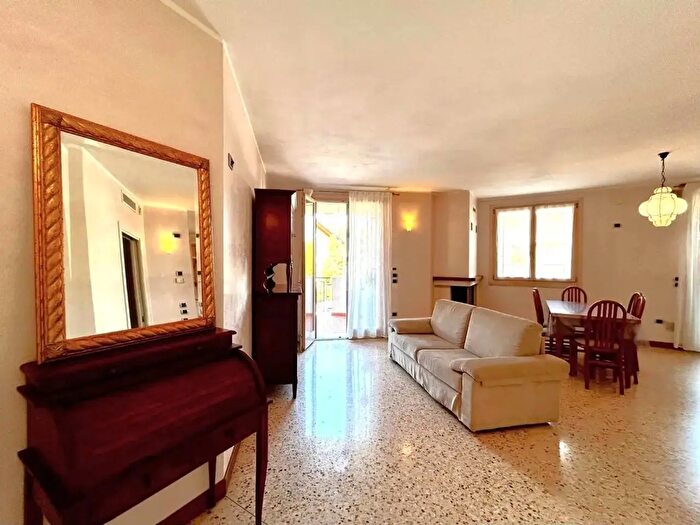 Appartamento trilocale in affitto in Viale Italia, Creazzo