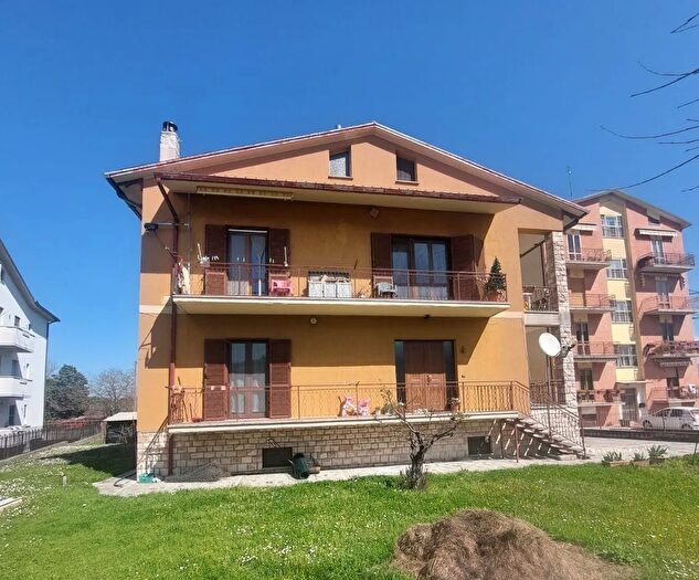 Casa con 10 locali in vendita in Via Eugenio Curiel, Spoleto