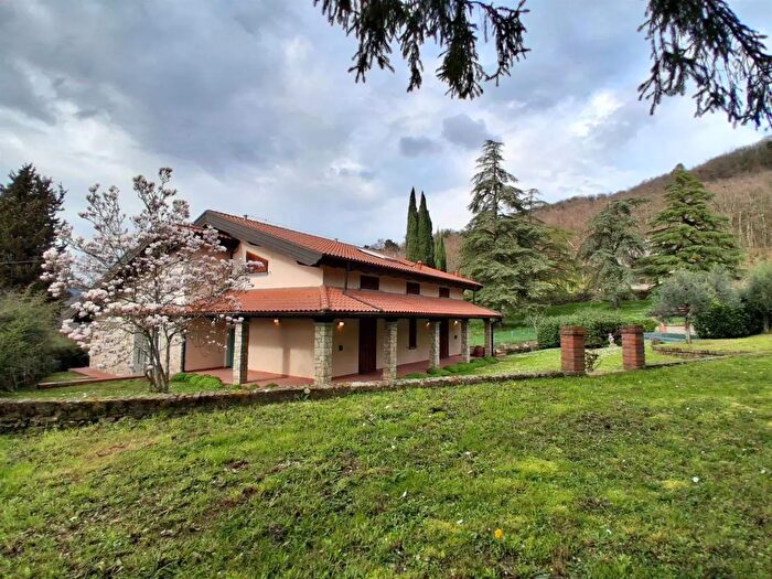Casa con 7 locali in vendita in Vaiano