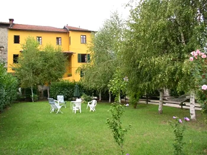 Casa con 9 locali in vendita in Corso Teatro, Cortemilia