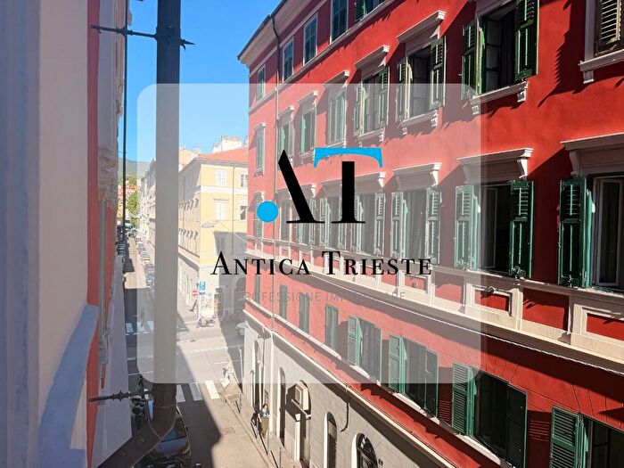 Appartamento trilocale in vendita in Largo Barriera Ospedale Maggiore, Trieste