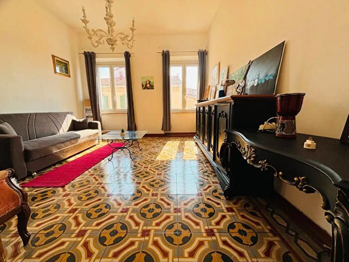 Appartamento con 6 locali in vendita in a C Battisti, Livorno