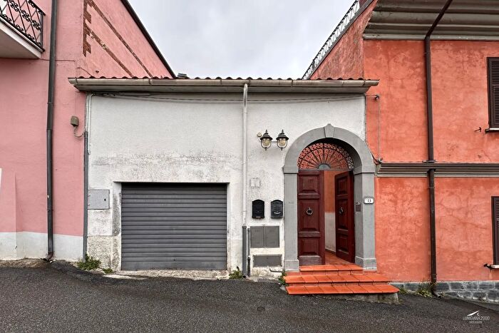 Casa con 6 locali in vendita in Podenzana