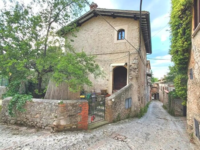 Appartamento quadrilocale in vendita in Loc Bazzano Inferiore Via del Borghetto, Spoleto