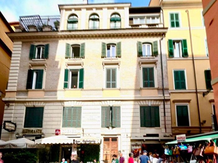 Appartamento bilocale in affitto in Via delle Muratte, Trevi, Roma