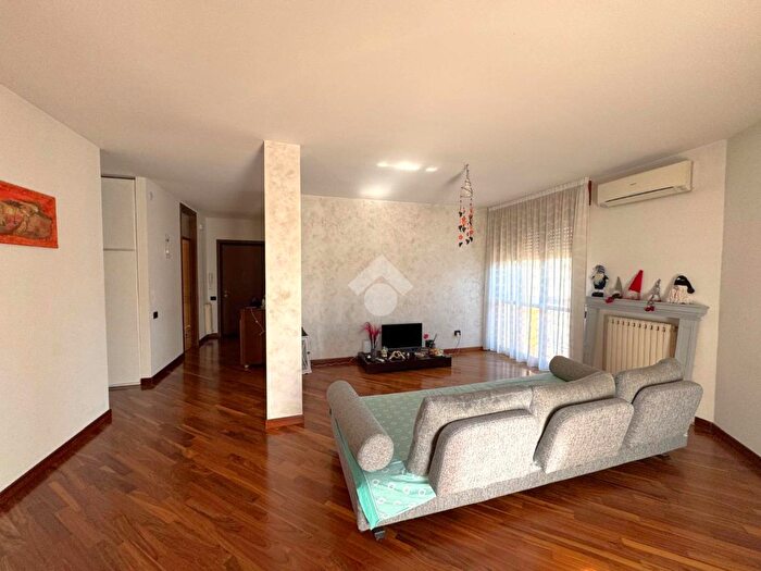 Appartamento trilocale in vendita in Via Lago di Garda, Pianiga