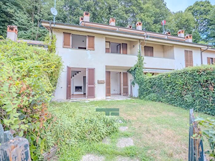 Appartamento trilocale in vendita in Laveno Mombello