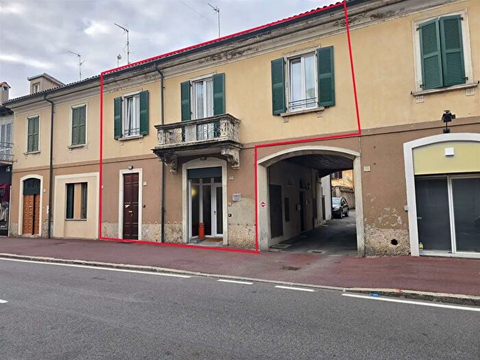 Casa con 10 locali in vendita in Via Marconi, Albiate