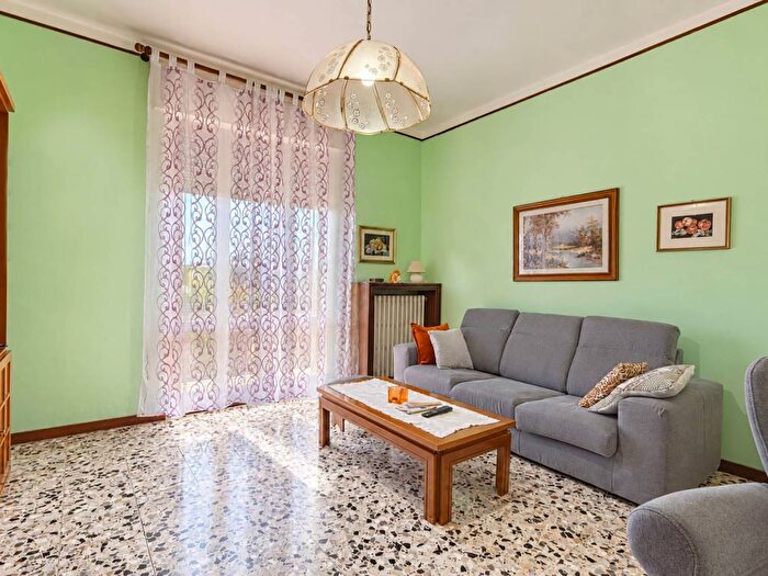 Appartamento quadrilocale in vendita in Via Giosuè Carducci, Gorlago