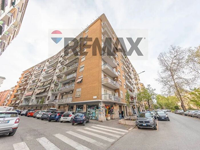 Appartamento trilocale in vendita in Roma