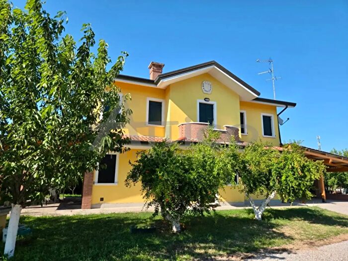 Casa con 6 locali in vendita in Strada Provinciale Ro, Gavello