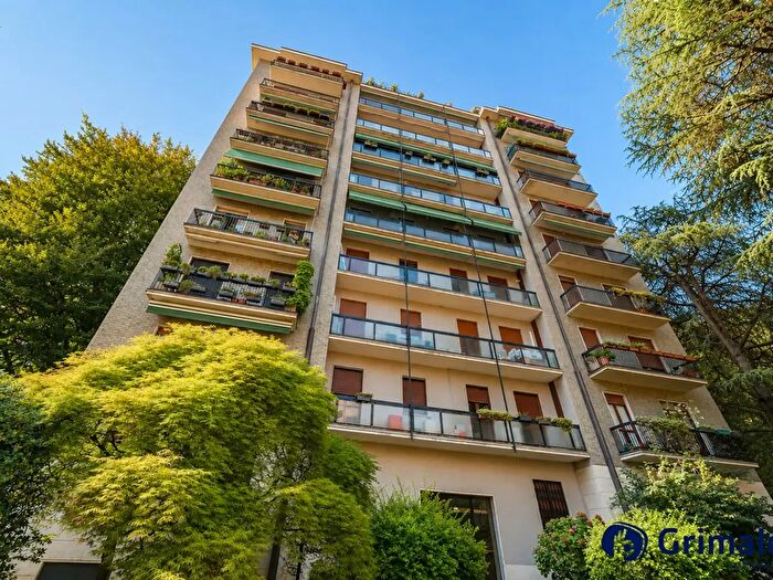 Appartamento quadrilocale in vendita in Via Corno di Cavento, Milano