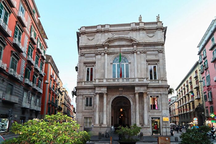 Appartamento quadrilocale in vendita in Piazza Sette Settembre, Napoli