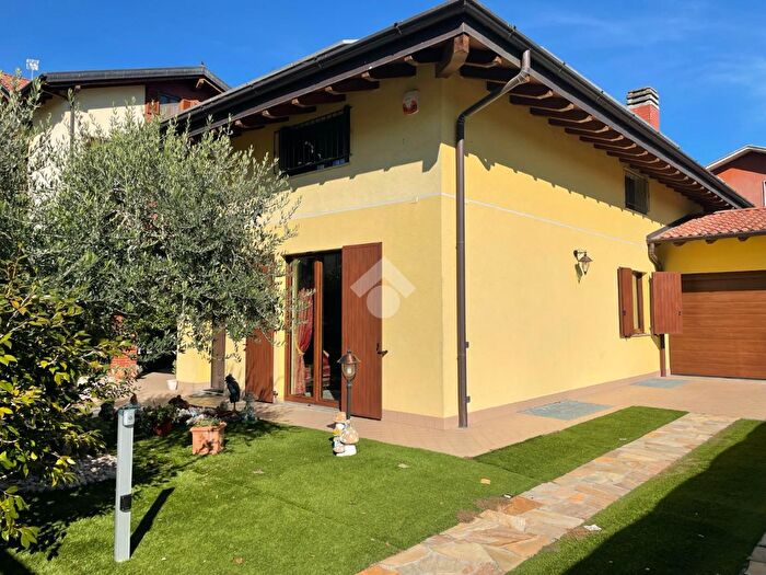 Casa con 6 locali in vendita in Via Agusta, Samarate