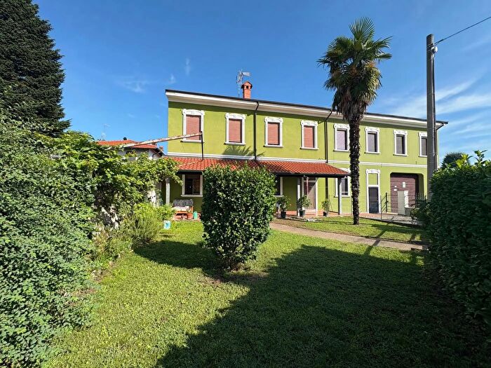 Casa quadrilocale in vendita in Via Carlo Noè, Mesero