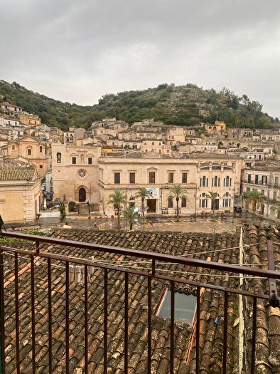 Casa con 6 locali in vendita in Via Carlo Papa, Modica