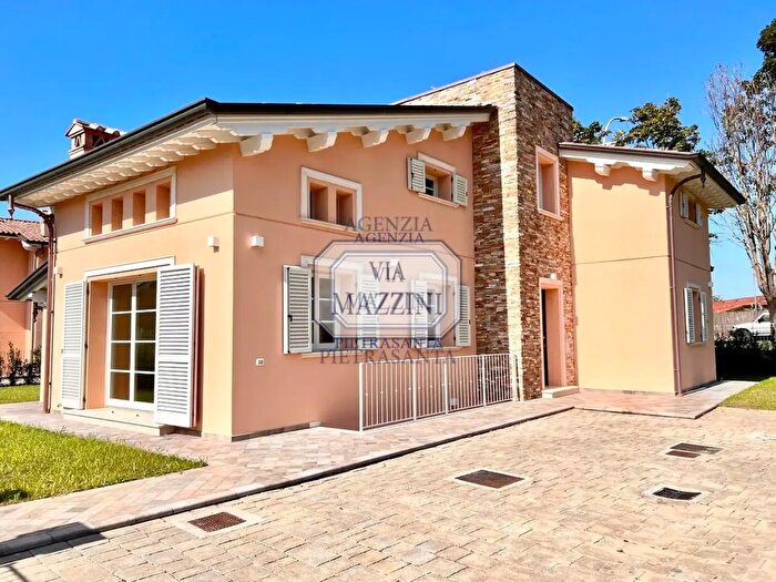 Casa con 11 locali in vendita in Pietrasanta