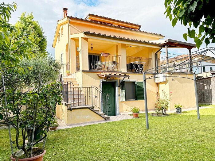 Casa con 8 locali in vendita in Lucca