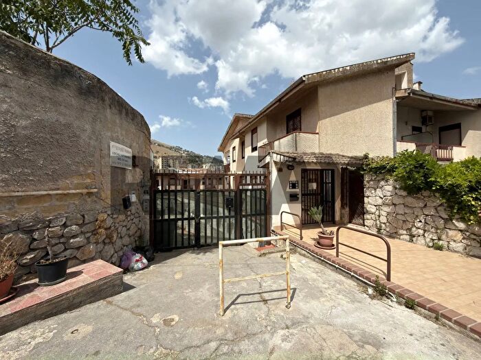 Appartamento con 8 locali in vendita in Via Aldo Moro, Monreale