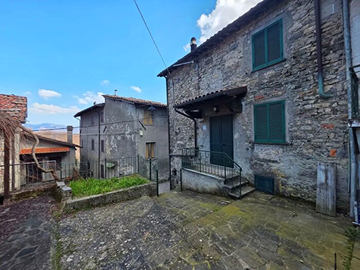 Casa con 6 locali in vendita in Via Piana, Camporgiano