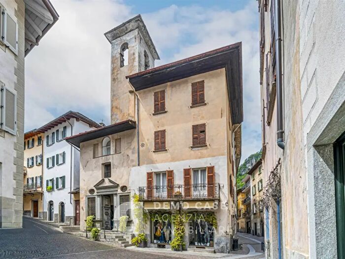 Casa con 6 locali in vendita in Via Paolo Bossi, Chiavenna