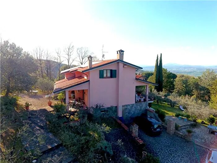 Casa con 7 locali in vendita in Via San Bernardino, Bettona