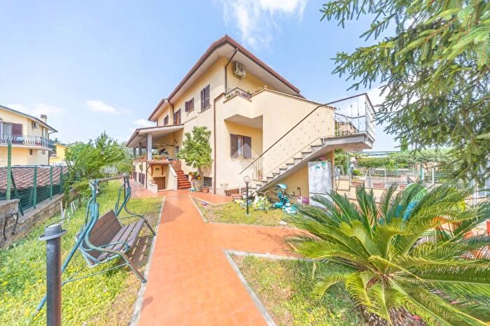 Appartamento quadrilocale in vendita in Via Fosso dellOsa, Roma