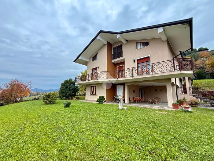 Casa con 5 locali in vendita in Via P Fontana Roux, Carobbio Degli Angeli