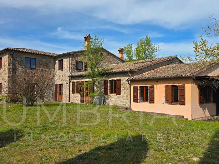 Casa con 16 locali in vendita in Strada Montiano, Ficulle