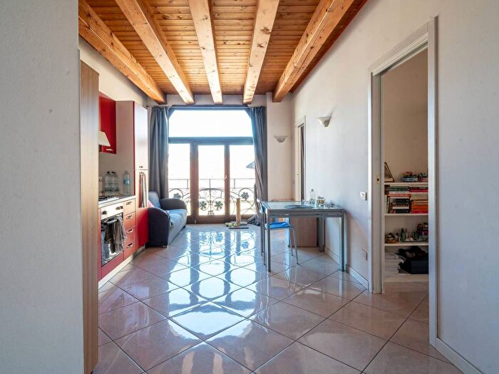 Appartamento trilocale in affitto in Via Antonio Maffi, Veronetta, Verona