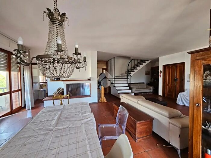 Appartamento con 5 locali in vendita in Via Romagna, Foligno