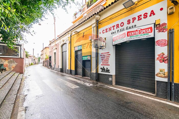 Casa con 10 locali in vendita in Via Ferro Fabiani, Catania
