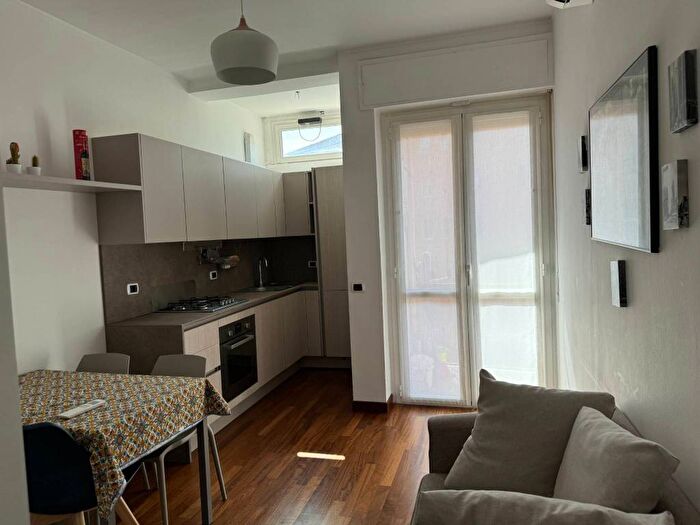 Appartamento trilocale in affitto in Via Desenzano, Gambara, Milano