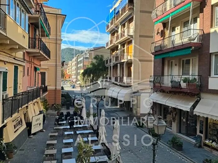 Appartamento con 6 locali in vendita in Via Gramsci, Alassio