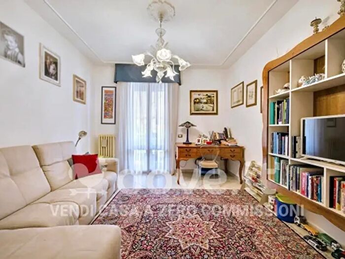 Appartamento con 5 locali in vendita in Via Senio, Prato