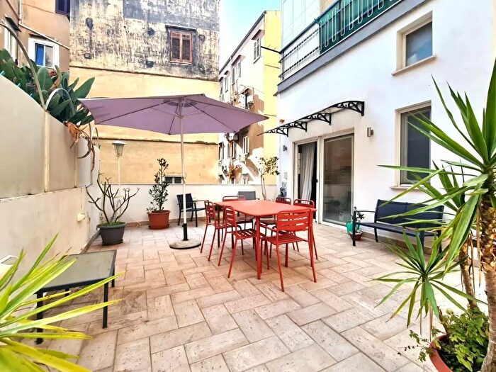 Appartamento trilocale in vendita in Via Mariano Stabile, Palermo