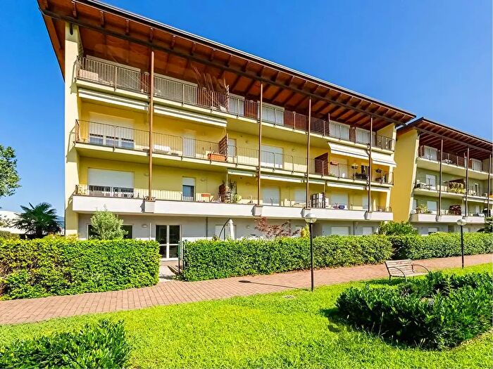 Appartamento trilocale in vendita in Via Bachelet, Oggiono