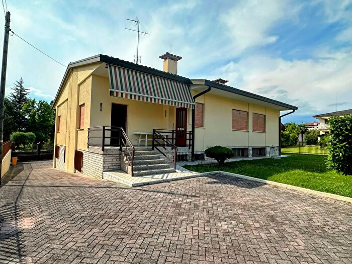 Casa con 10 locali in vendita in Pordenone