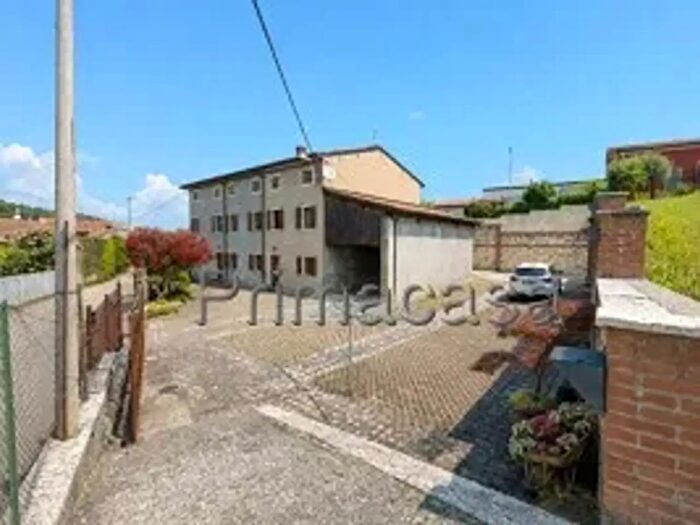Casa con 6 locali in vendita in Via, Soave
