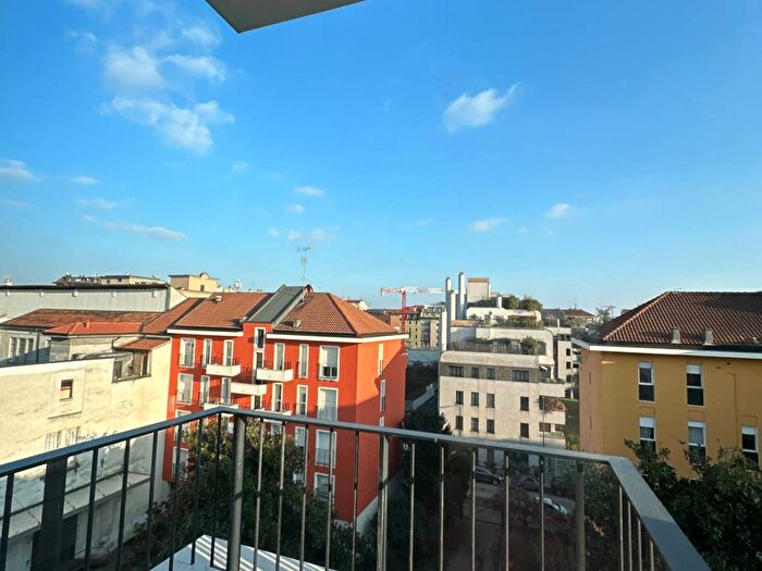 Appartamento trilocale in affitto in Via Andrea Maffei, Montenero, Milano