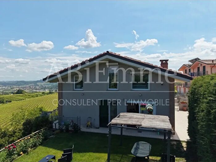 Casa con 11 locali in vendita in Via San Defendente, Govone