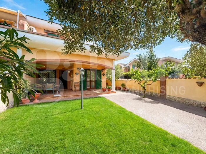 Casa quadrilocale in vendita in Via Foglia, Ardea