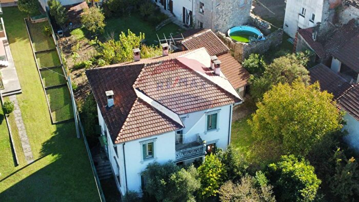 Casa con 8 locali in vendita in Via Mazzini, Sangiano