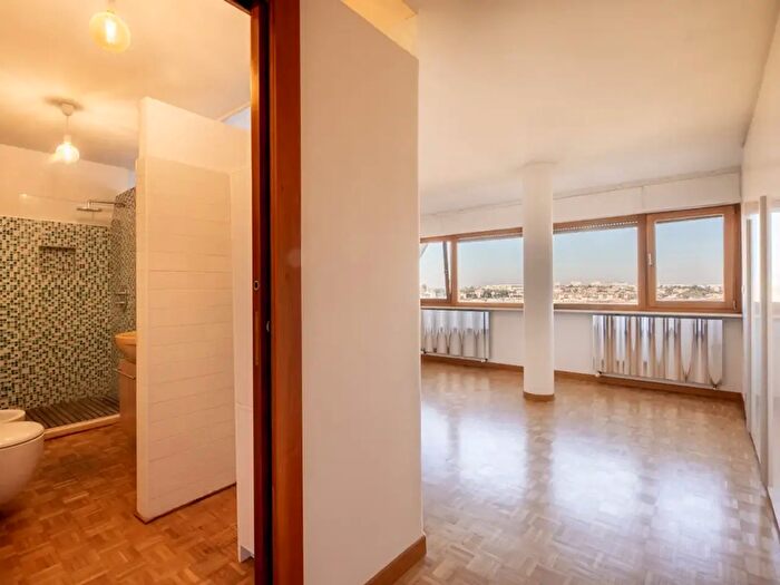Appartamento con 6 locali in vendita in Via Pietro Mascagni, Roma